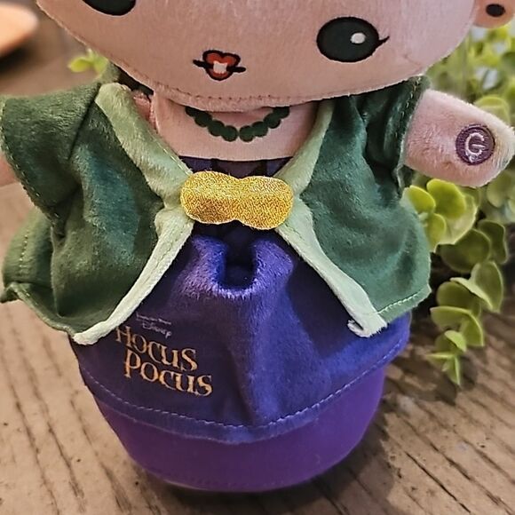 Disney hocus pocus winifred sanderson animated music plush - Picture 4 of 6